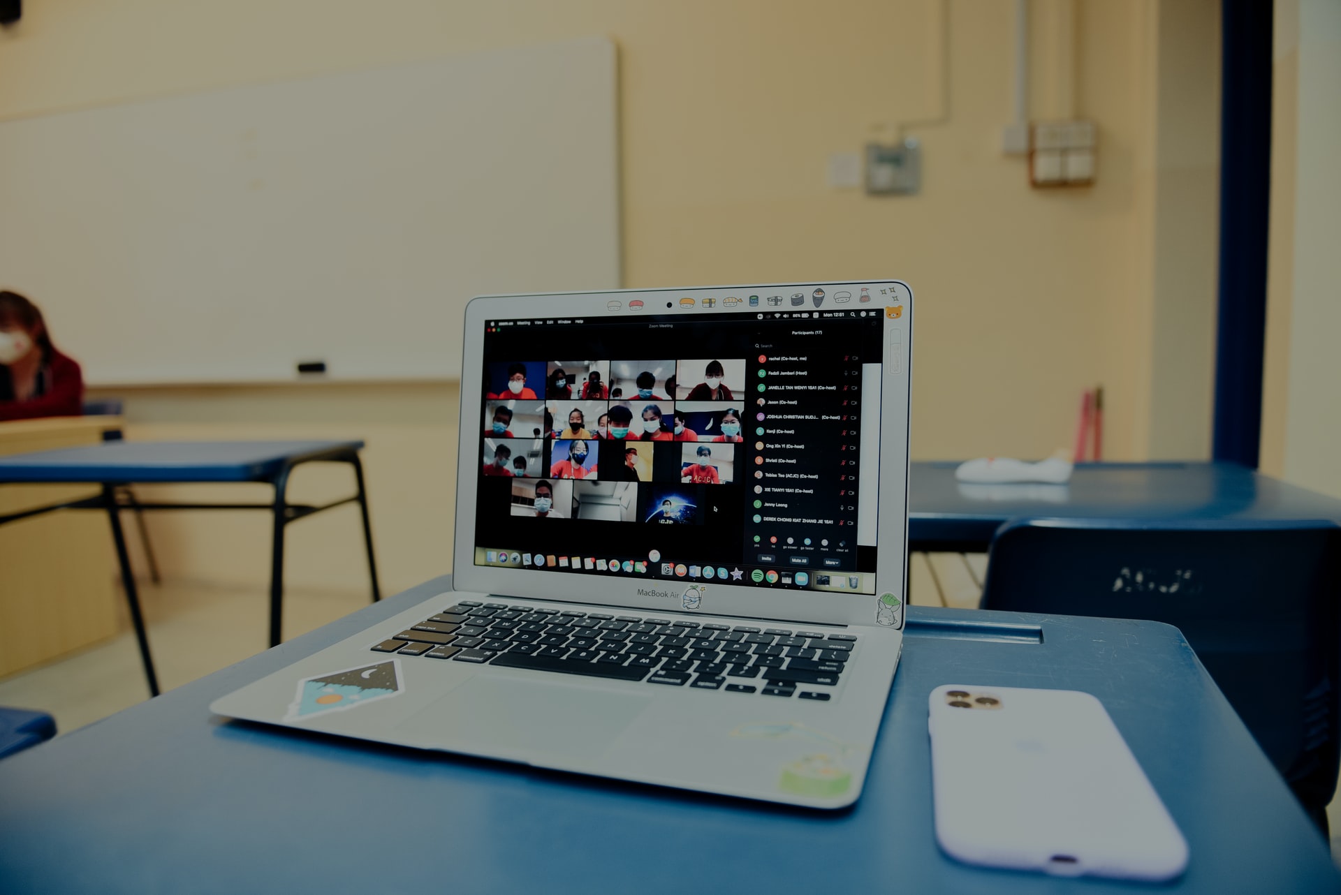 Laptop zeigt Zoom-Meeting